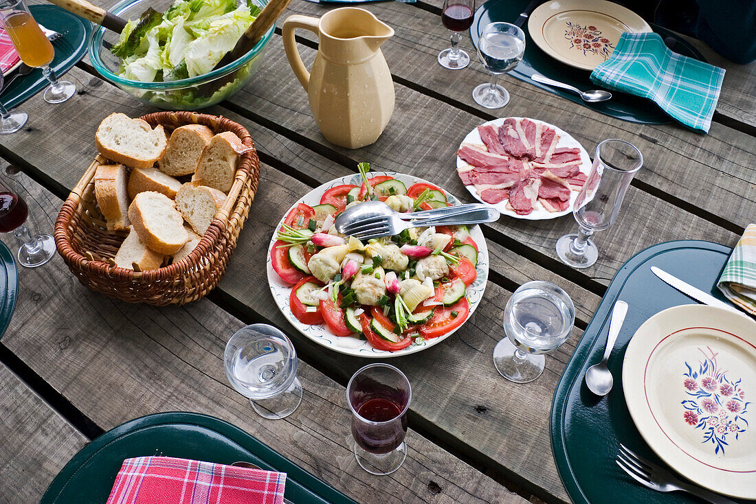 Französische Brotzeit bei der Eselwanderung in den Cevennen, Toureves, Frankreich