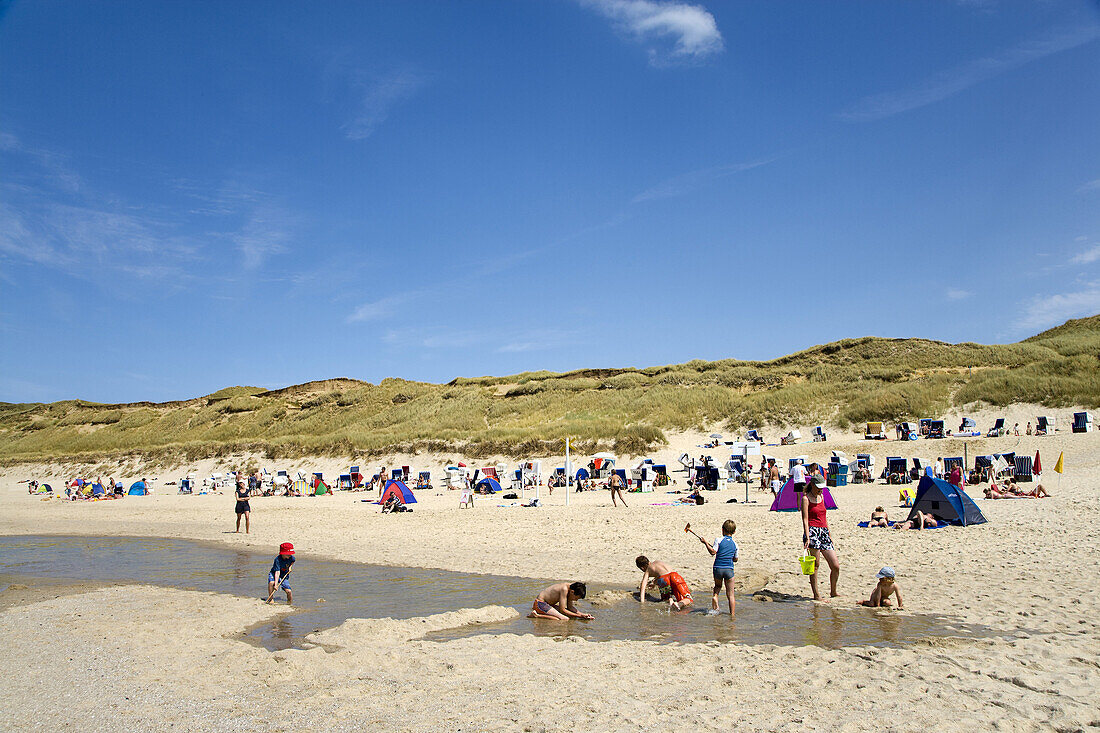 Kinder spielen am Strand, Wenningstedt, Sylt, Schleswig-Holstein, Deutschland