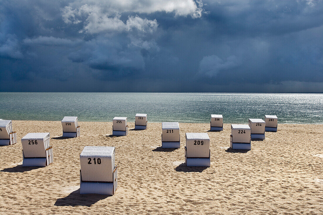 Strandkörbe vor grauem Himmel, Hörnum, Sylt, Nordfriesland, Schleswig-Holstein, Deutschland