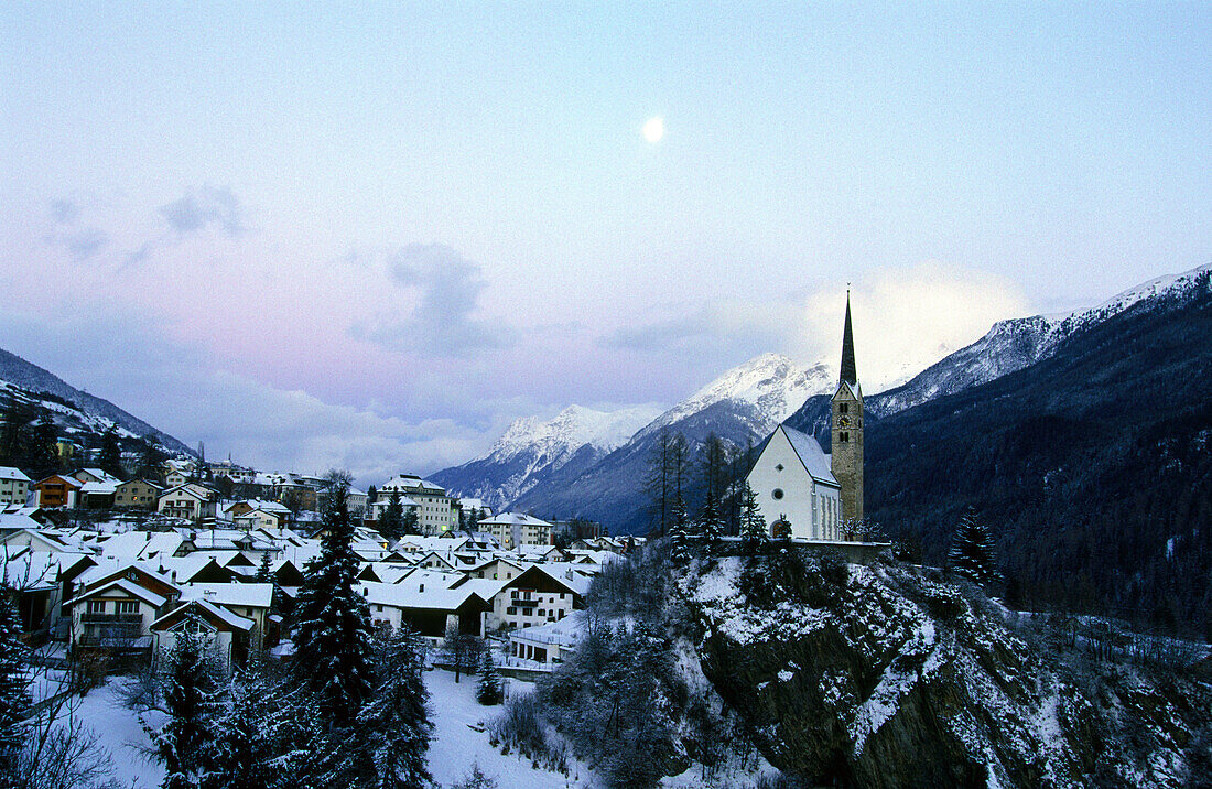 Blick über das verschneite Schuls im Unterengadin, Unterengadin, Engadin, Schweiz
