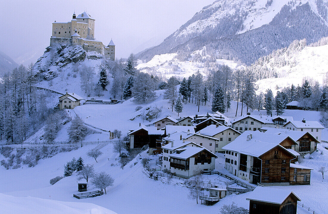 Blick zum Schloss Tarasp im Unterengadin, Unterengadin, Engadin, Schweiz