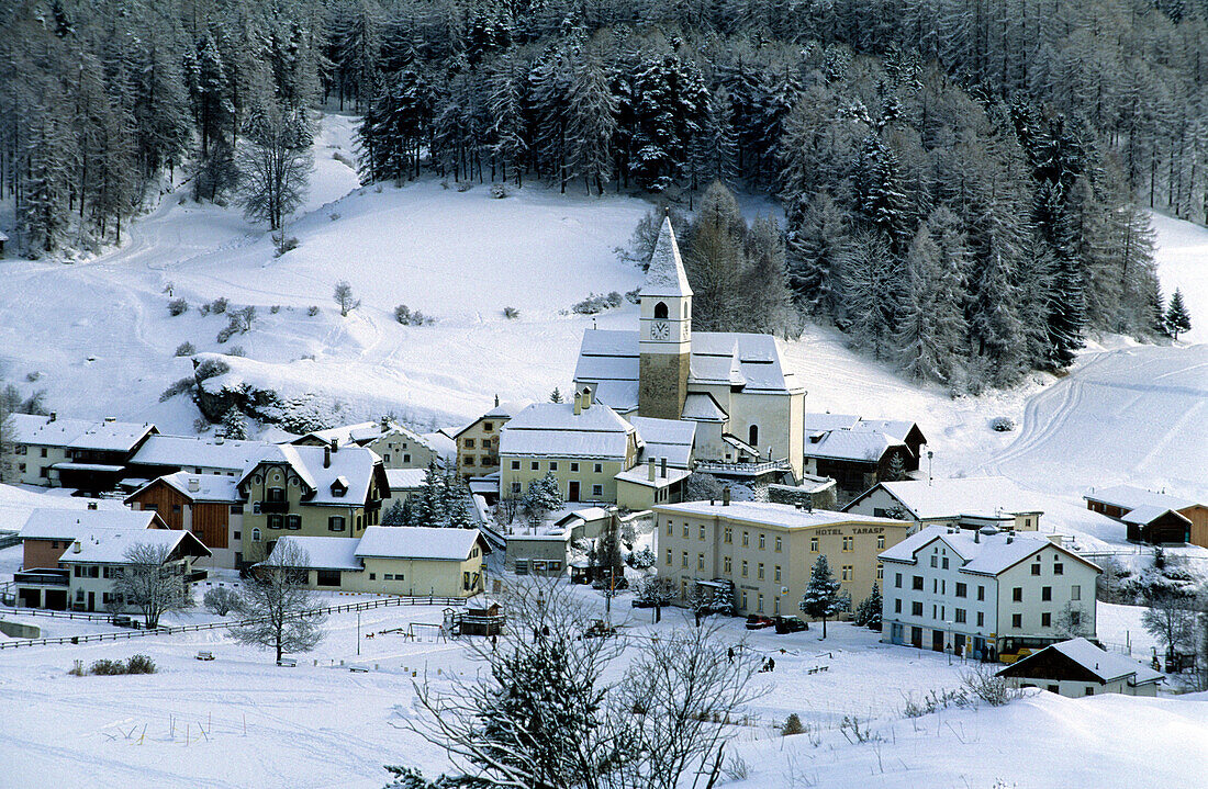 Blick über das verschneite Dorf Tarasp, Unterengadin, Engadin, Schweiz