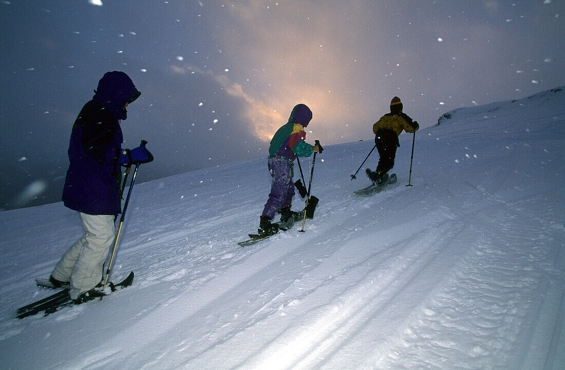 Drei Leute beim Schneeschuhwandern im Skigebiet von Motta Naluns oberhalb von Schuls, Unterengadin, Engadin, Schweiz, mit release