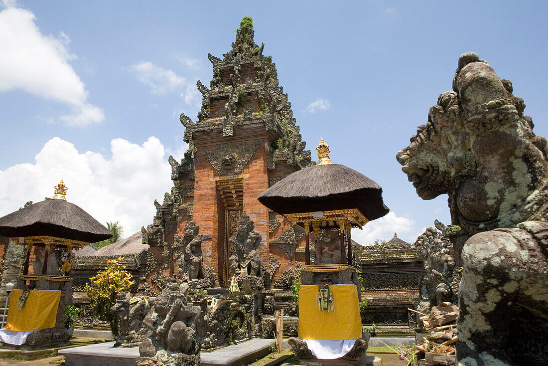 Hindu Tempel Pura Puseh und verwitterte Steinfiguren, Batuan, Bali, Indonesien