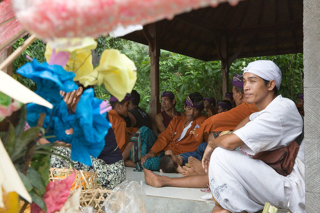 Gamelan Musiker bei einer Kremation, Verbrennungszeremonie in Amed, Bali, Indonesien