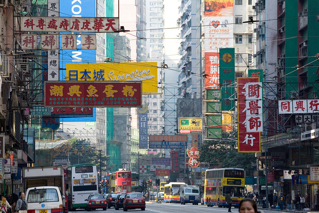 Street setting, Hennessy Road on Hong Kong Island, Wan Chai, Hong Kong, China, Asia