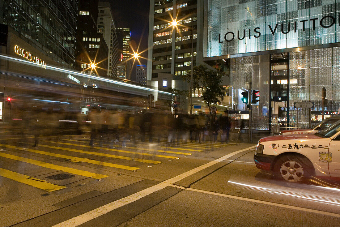 Fussgängerüberweg vor Louis Vuitton Laden in der Canton Strasse bei Nacht, Kowloon, Hong Kong, China, Asien