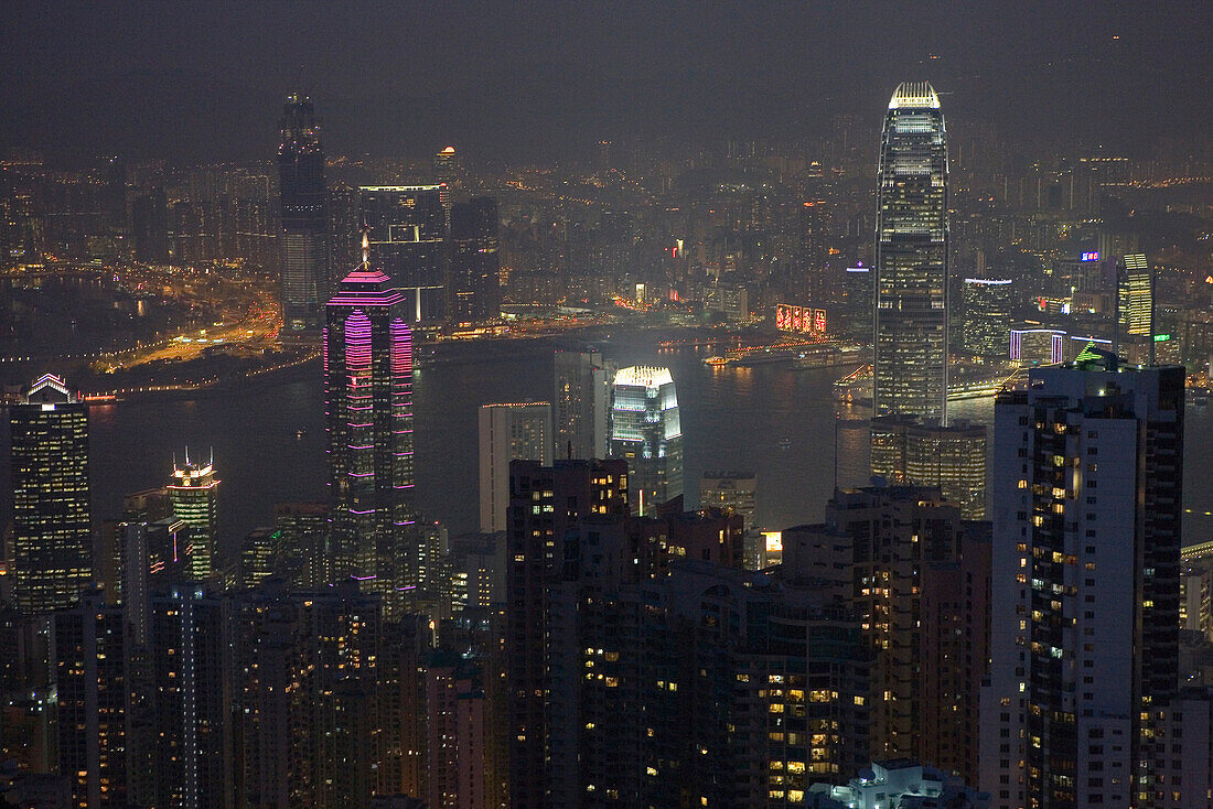 Blick auf die Hochhäuser von Hong Kong Island, Victoria Harbour und Kowloon bei Nacht, Hong Kong, China, Asien