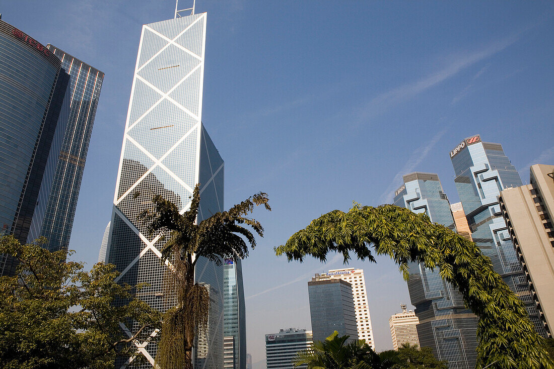 Blick auf die Bank von China unter blauem Himmel, Chung Wan, Central district, Hong Kong Island, Hong Kong, China, Asien