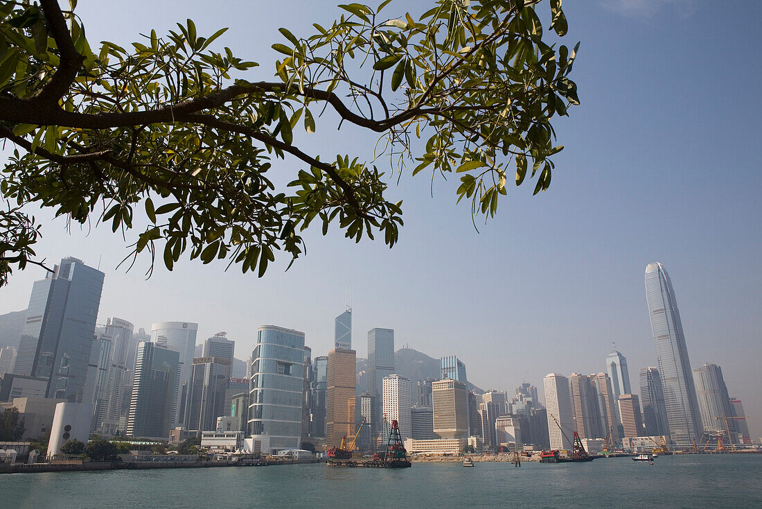 Blick auf die Skyline von Hong Kong Island unter blauem Himmel, Central District, Hong Kong, China, Asien