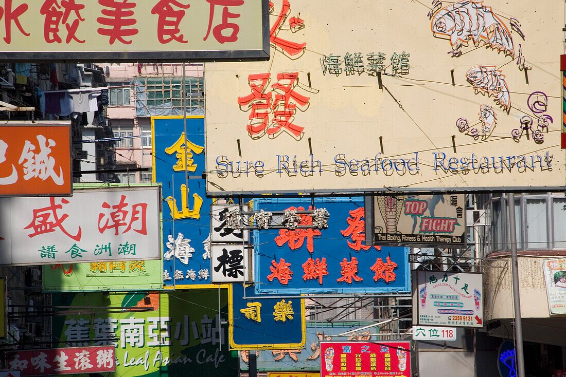 Blick auf Werbeschilder in China Town, Portland Street, Yau Ma Tei, Kowloon, Hong Kong, China, Asien