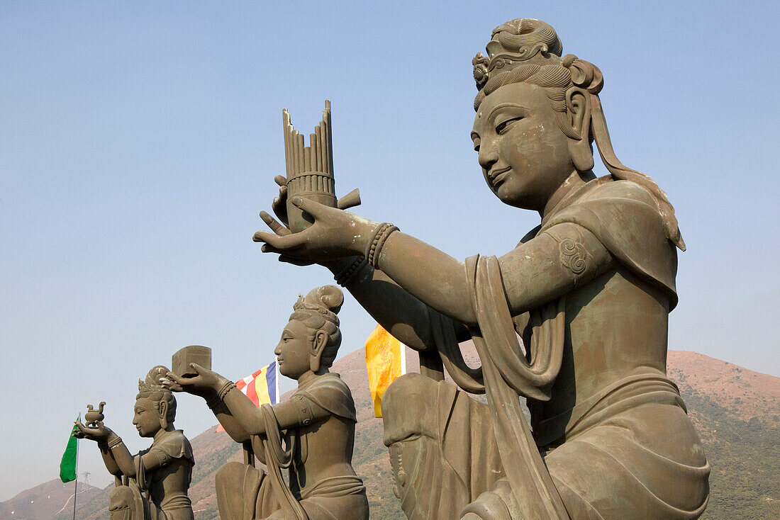 Drei buddhistische Statuen unter blauem Himmel, Insel Lantau, Hongkong, China, Asien