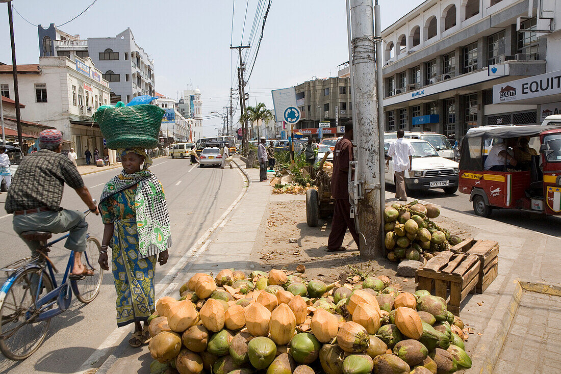 Kenianische Frau trägt Korb auf dem Kopf, Digo Road, Zentrum Mombasa, Kenia, Afrika