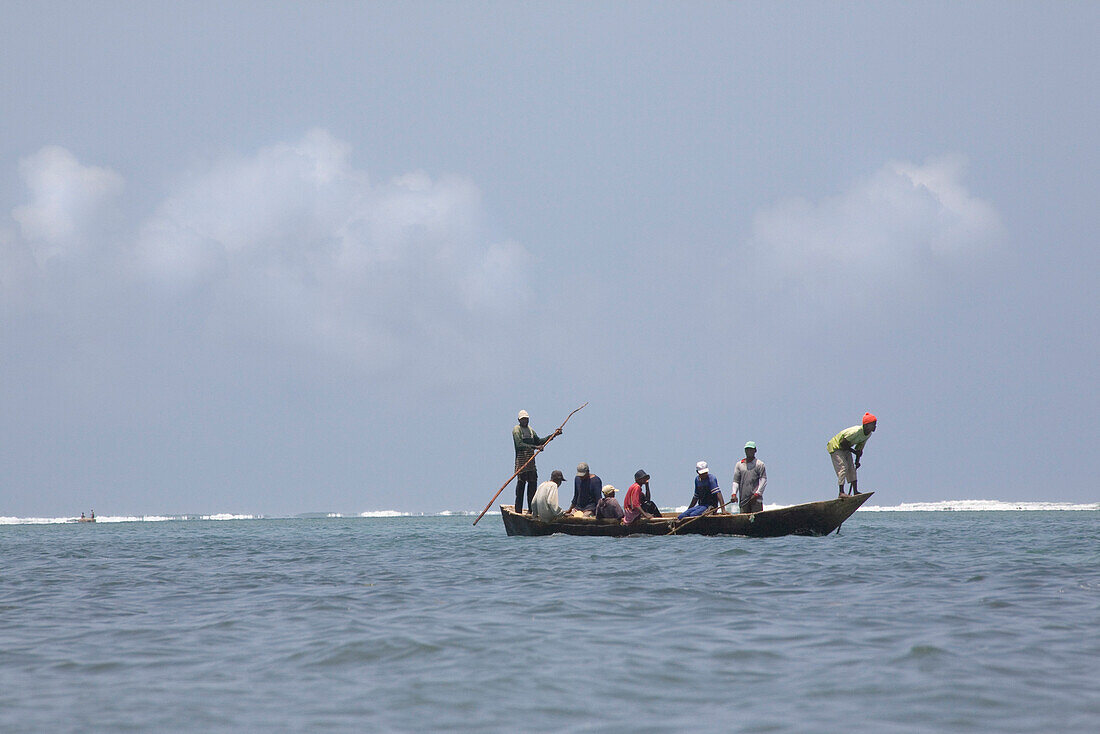 Fischer im Fischerboot auf dem Indischen Ozean, Kenia, Afrika