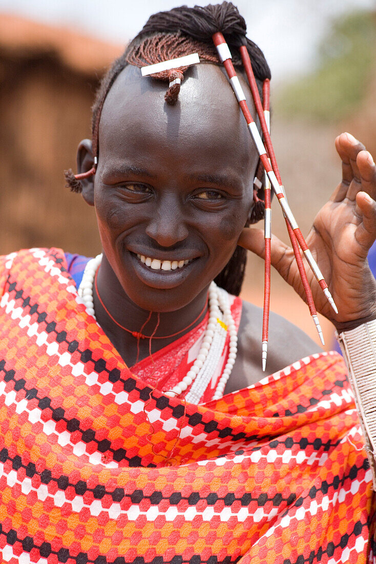 Portrait eines jungen Massai Mann mit Kopfschmuck, Tsavo, Kenia, Afrika