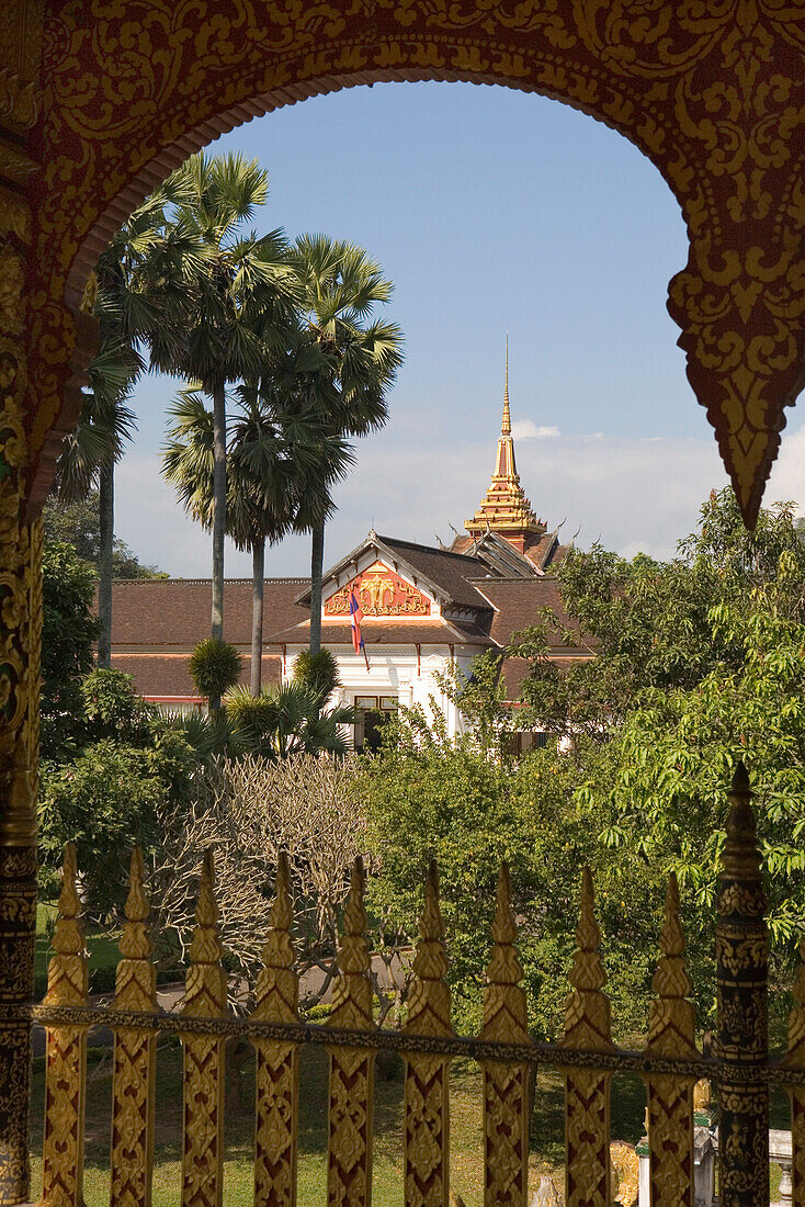 Blick auf den Königspalast Ho Kham im Palastgarten, Luang Prabang, Laos