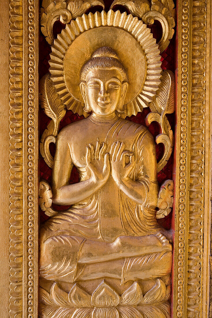 Goldenes buddhistisches Figurenornament in der Tür des Tempels Ho Phra Bang, Luang Prabang, Laos