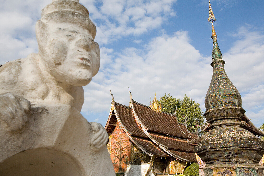 Buddhistische Steinfigur vor dem Sim des Vat Xieng Thong in Luang Prabang, Laos