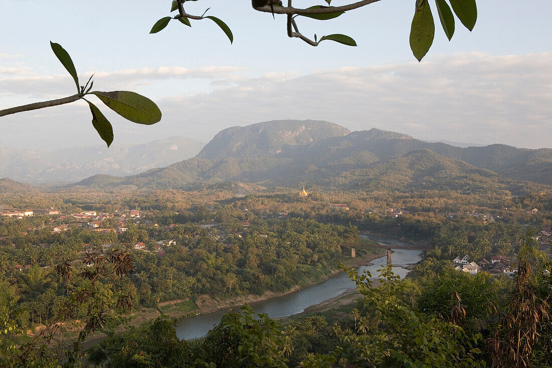 Blick auf den Fluss Nam Khan und Luang Prabang in der Entfernung, Laos