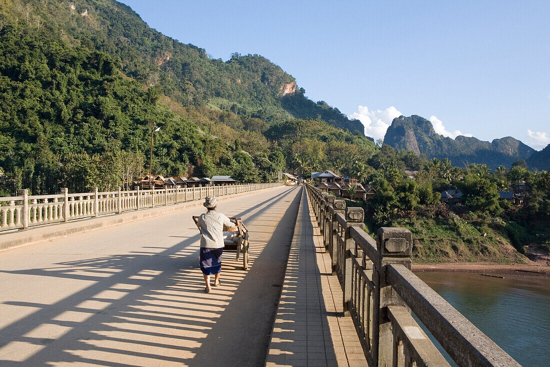 Ein Mensch auf der Brücke über den Fluss Nam Ou bei dem Dorf Nong Kiao, Provinz Luang Prabang, Laos