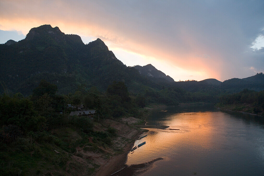 Abenddämmerung am Fluss Nam Ou bei dem Dorf Nong Kiao, Provinz Luang Prabang, Laos