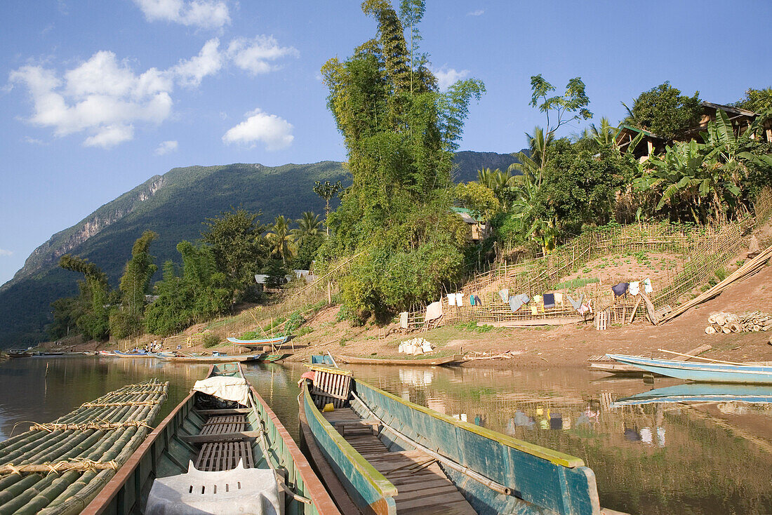 Boote am Ufer des Flusses Nam Ou bei dem Fischerdorf Muang Ngoi Kao, Provinz Luang Prabang, Laos