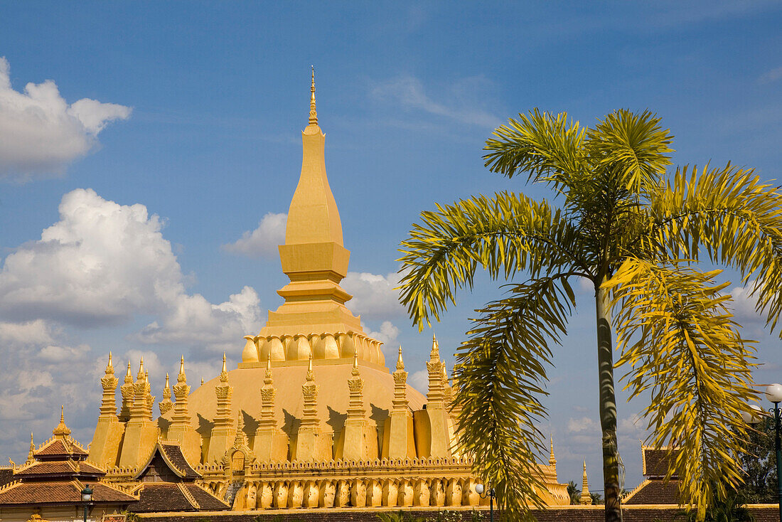 Buddhistische Stupa Pha That Luang im Sonnenlicht, Nationalsymbol und religiöses Monument, Vientiane, Hauptstadt von Laos