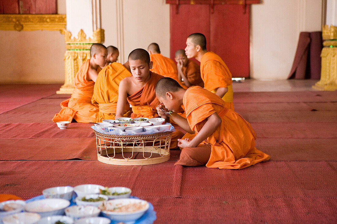 Buddhistische Mönchen bei Essen im Kloster Vat Haisok, Vientiane, Laos