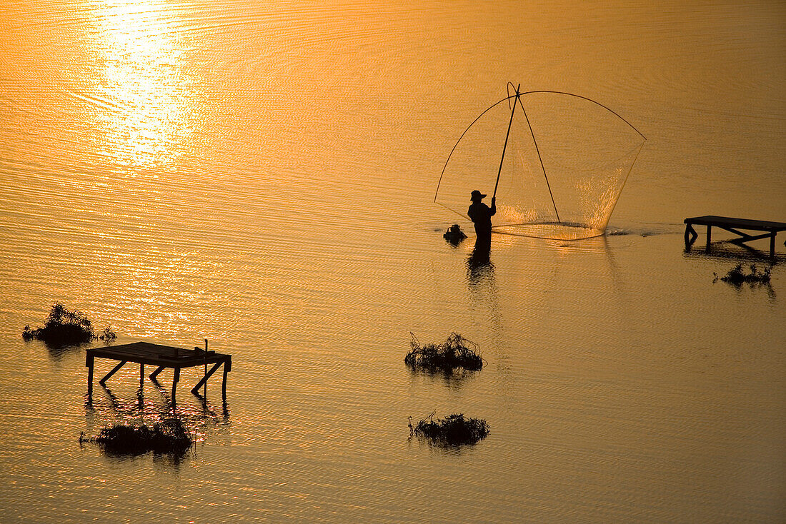 Fischer im Mekong Fluss bei Sonnenuntergang, Vientiane, Provinz Vientiane, Laos