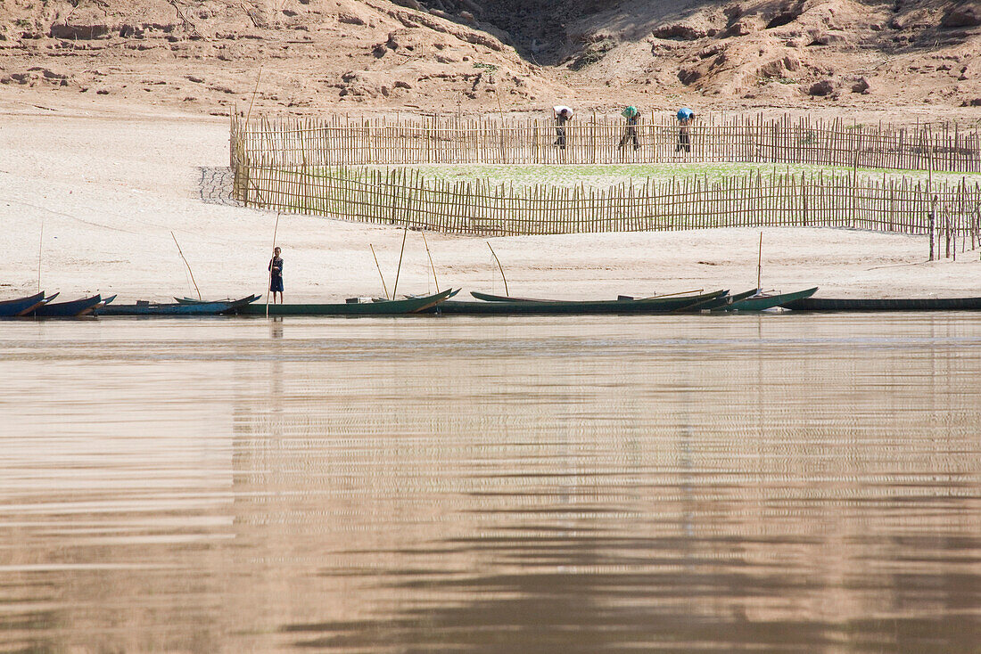 Fischerboote am Ufer des Flusses Mekong, Provinz Xaignabouri, Laos