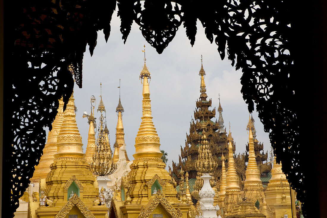 Goldene Stupas der Shwedagon Pagode in Yangon, Rangun, Myanmar, Burma