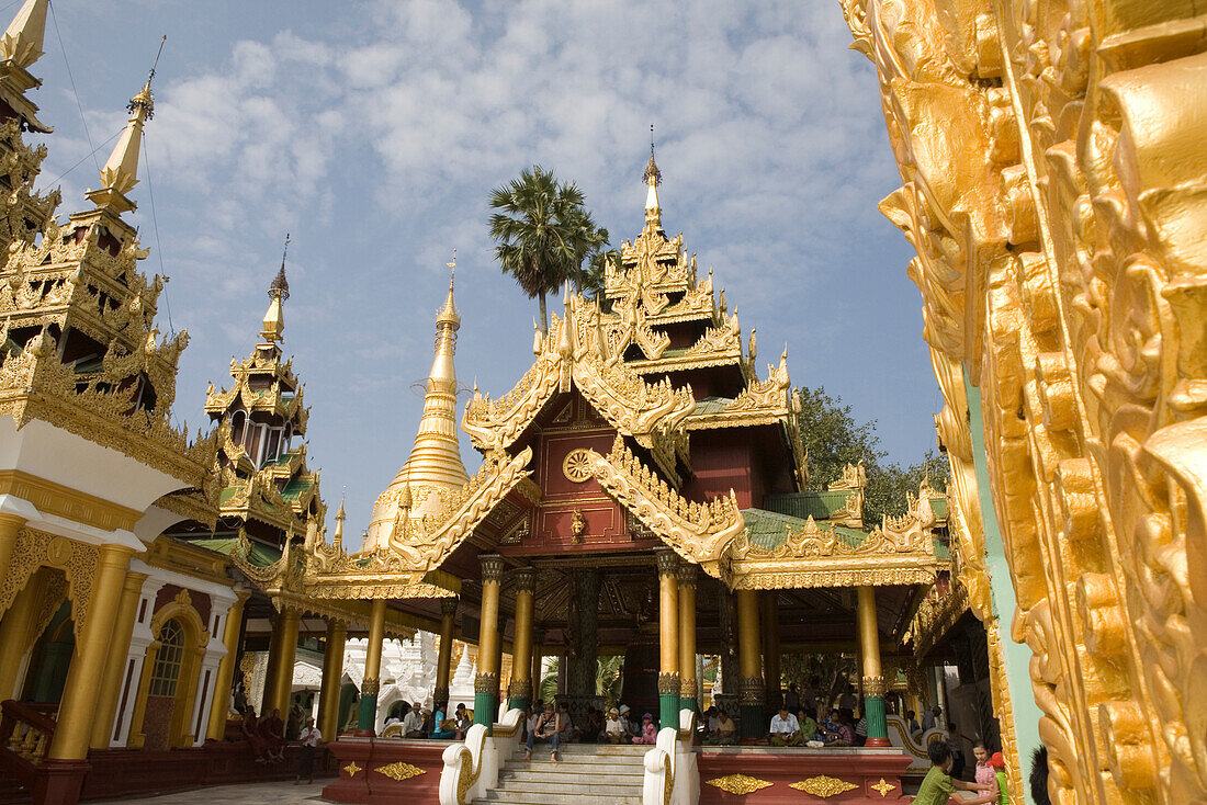 Andachtshalle in der Shwedagon Pagode in Yangon, Rangun, Myanmar, Burma