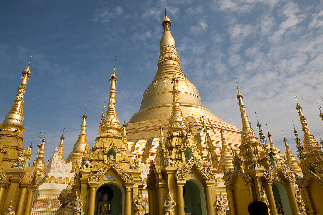 Goldene Hauptstupa der Shwedagon Pagode umgeben von kleineren Stupas in Yangon, Rangun, Myanmar, Burma