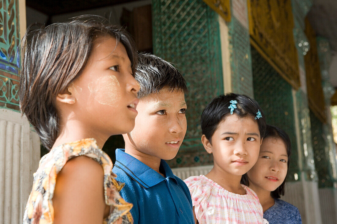 Vier burmesische Kinder in der Anlage der Shwedagon Pagode in Yangon, Rangun, Myanmar, Burma