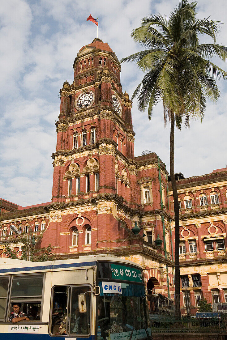 Palme vor kolonialem Postgebäude in Yangon, Rangun, Myanmar, Burma