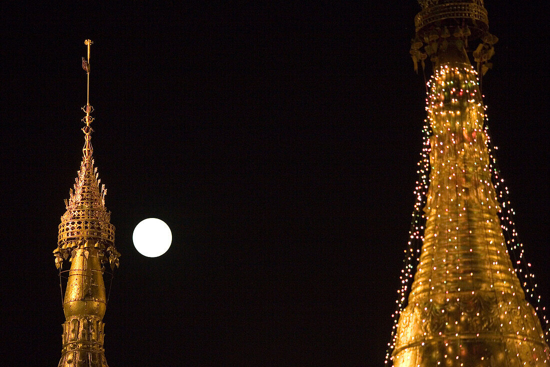 Vollmond über der goldenen Stupa der Botataung Pagode, Yangon, Rangun, Myanmar, Burma