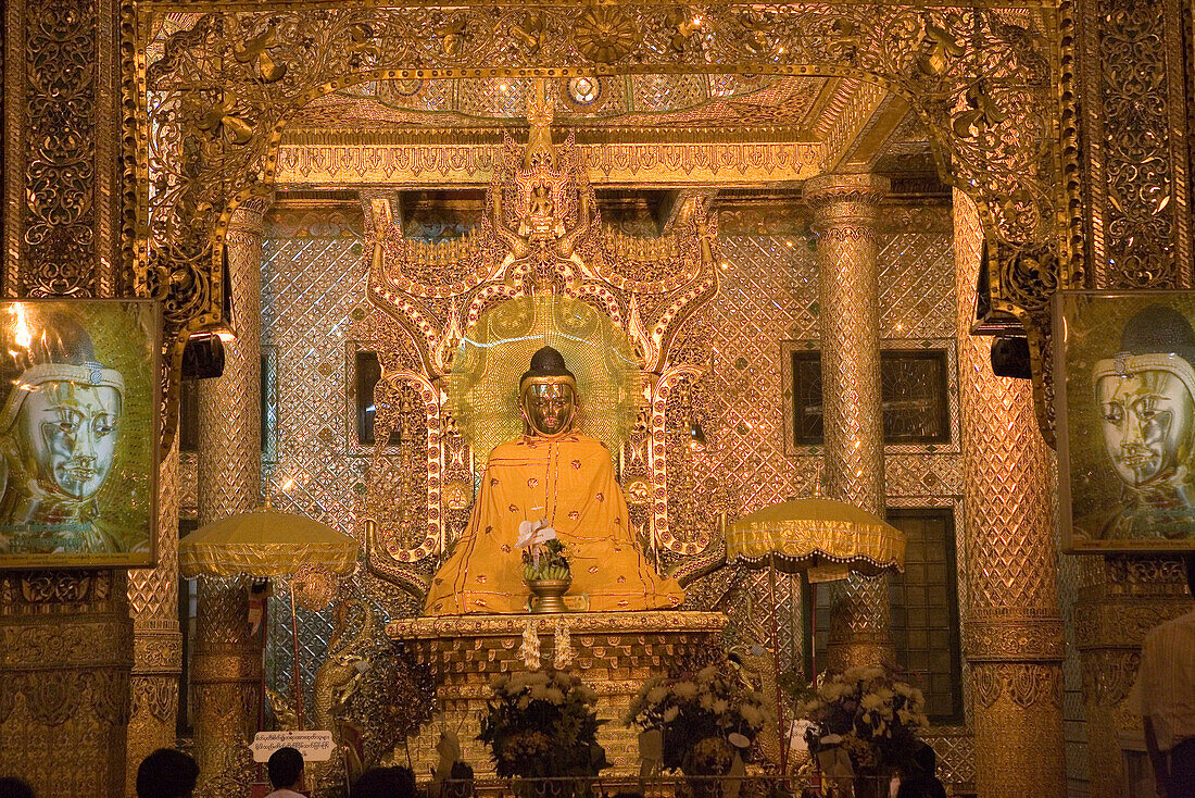 Buddhafigur in der Gebetshalle der der Botataung Pagode in Yangon, Rangun, Myanmar, Burma