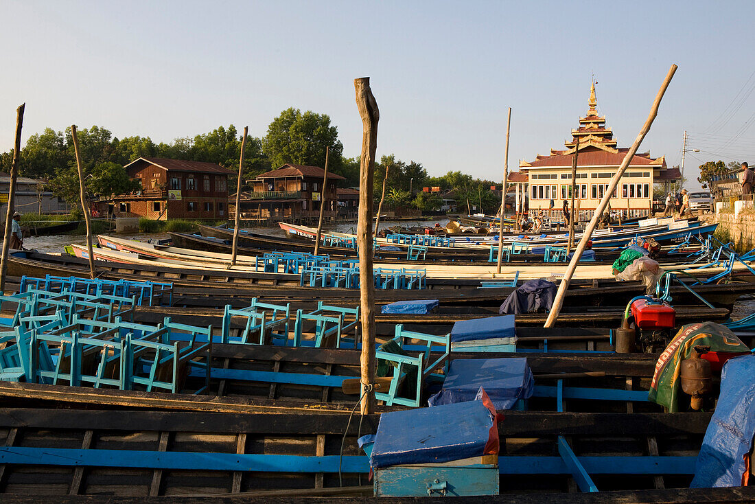 Fischerboote am Nan Chaung Kanal in Nyaungshwe am Inle See, Shan Staat, Myanmar, Burma