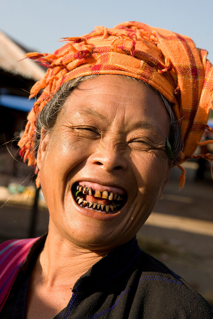 Portrait einer lachenden, burmesischen Frau mit Kopftuch, Yangon, Myanmar, Burma