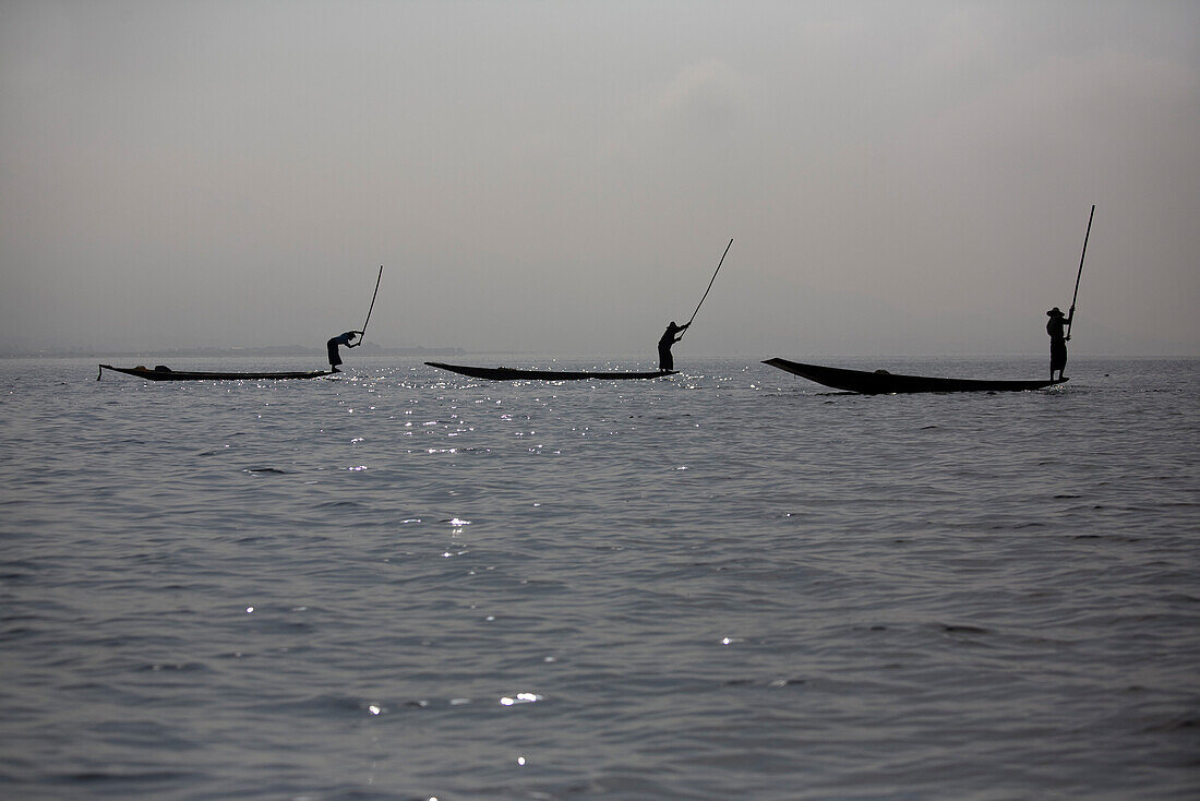 Intha Fischer auf ihren Fischerbooten auf dem Inle See, Shan Staat, Myanmar, Burma