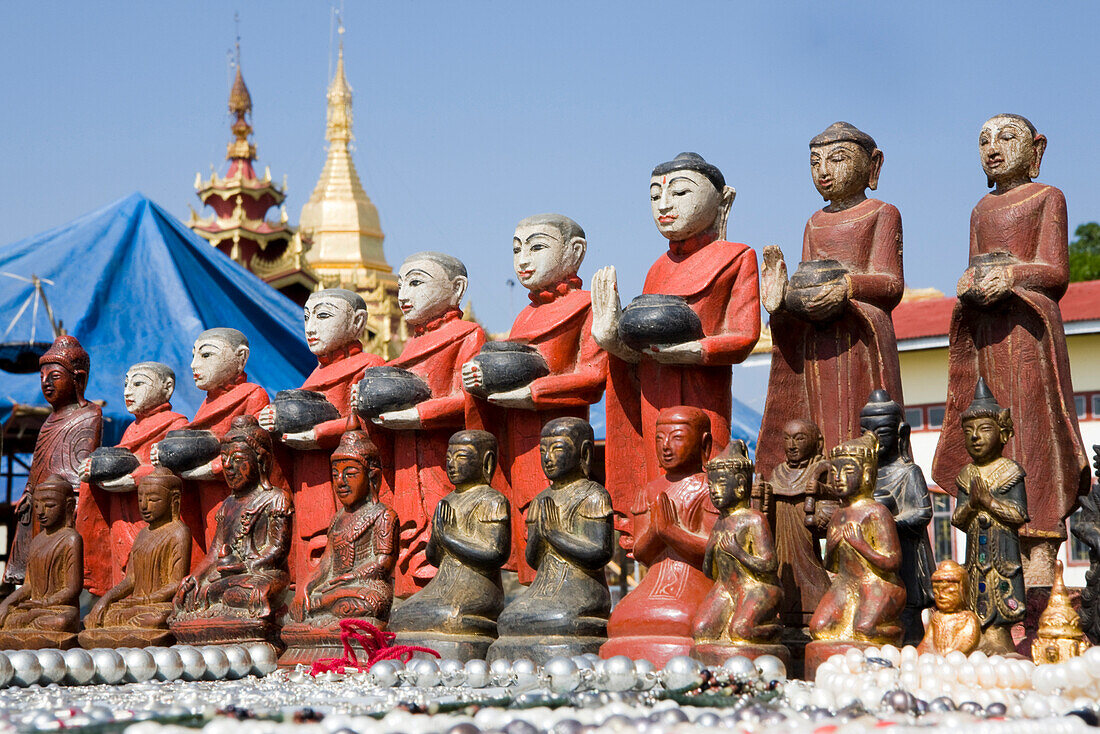 Religiöse, buddisthische Holzfiguren auf  einem Markt am Inle See, Shan Staat, Myanmar