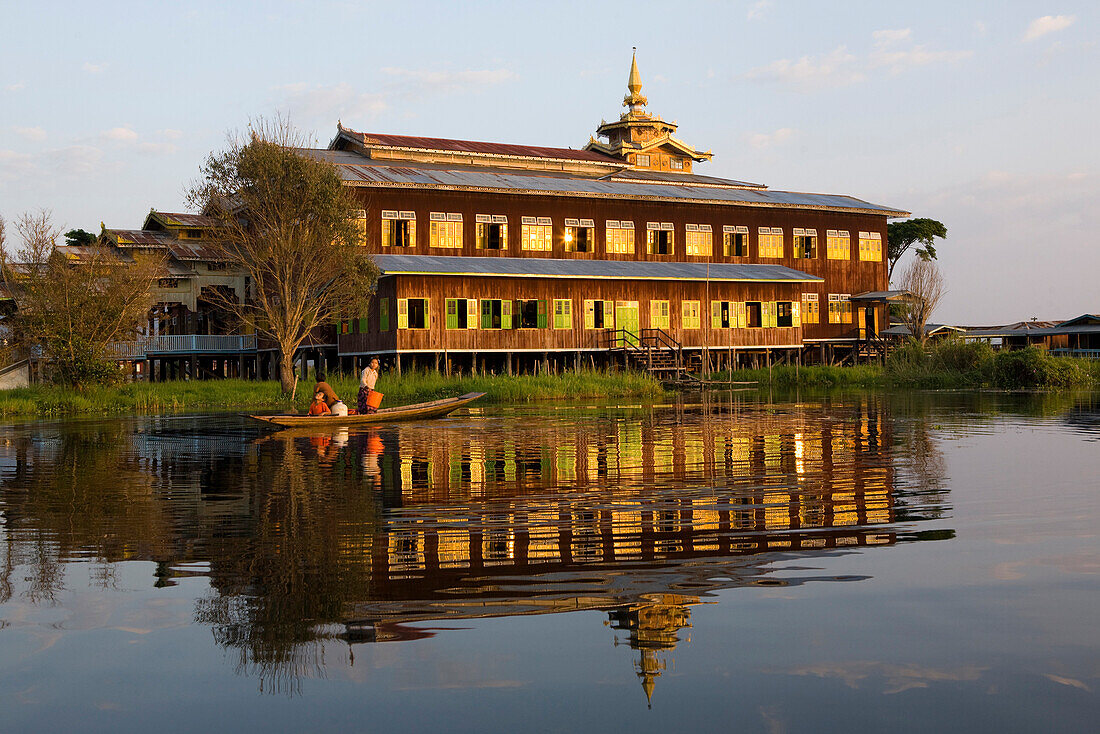 Das Kloster Nga Phe Chaung Kyaung spiegelt sich im Inle See, Shan Staat, Burma, Myanmar