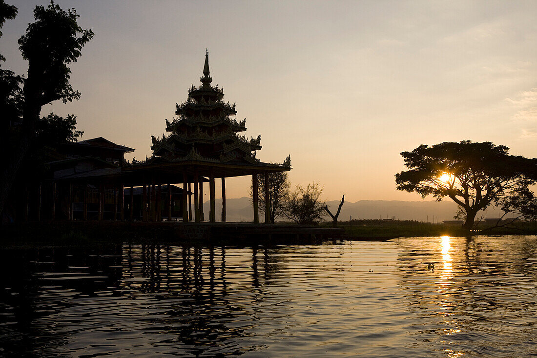 Sonnenuntergang beim Kloster Nga Phe Chaung Kyaung am Inle See, Shan Staat, Burma, Myanmar