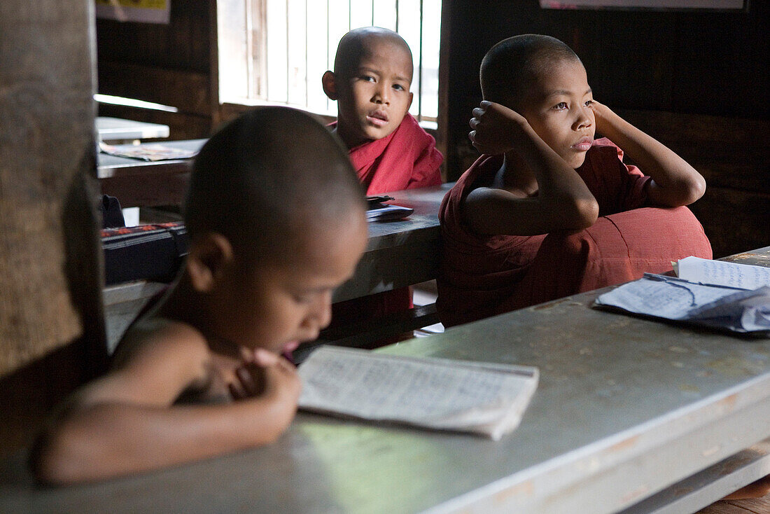 Buddhistische Klosterschüler in der Pali-Schule des Bagaya Klosters auf der Insel Inwa ( Ava ) am Ayeyarwady bei Amarapura, Myanmar, Burma