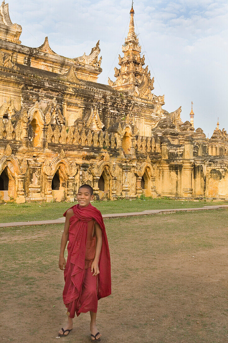 Junger buddhistischer Mönch vor einem Tempel auf der Insel Inwa ( Ava ) am Ayeyarwady bei Amarapura, Myanmar, Burma