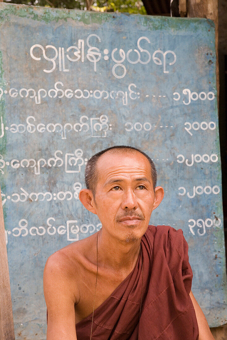 Älterer buddhistischer Mönch bei Mount Popa, Myanmar, Burma
