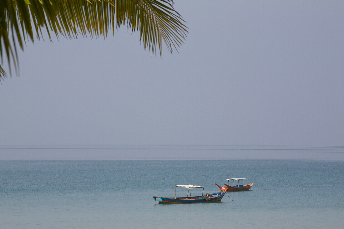 Fischerboote und Palmwedel in Ngapali Beach, am Golf von Bengalen, Rakhine-Staat, Myanmar, Burma