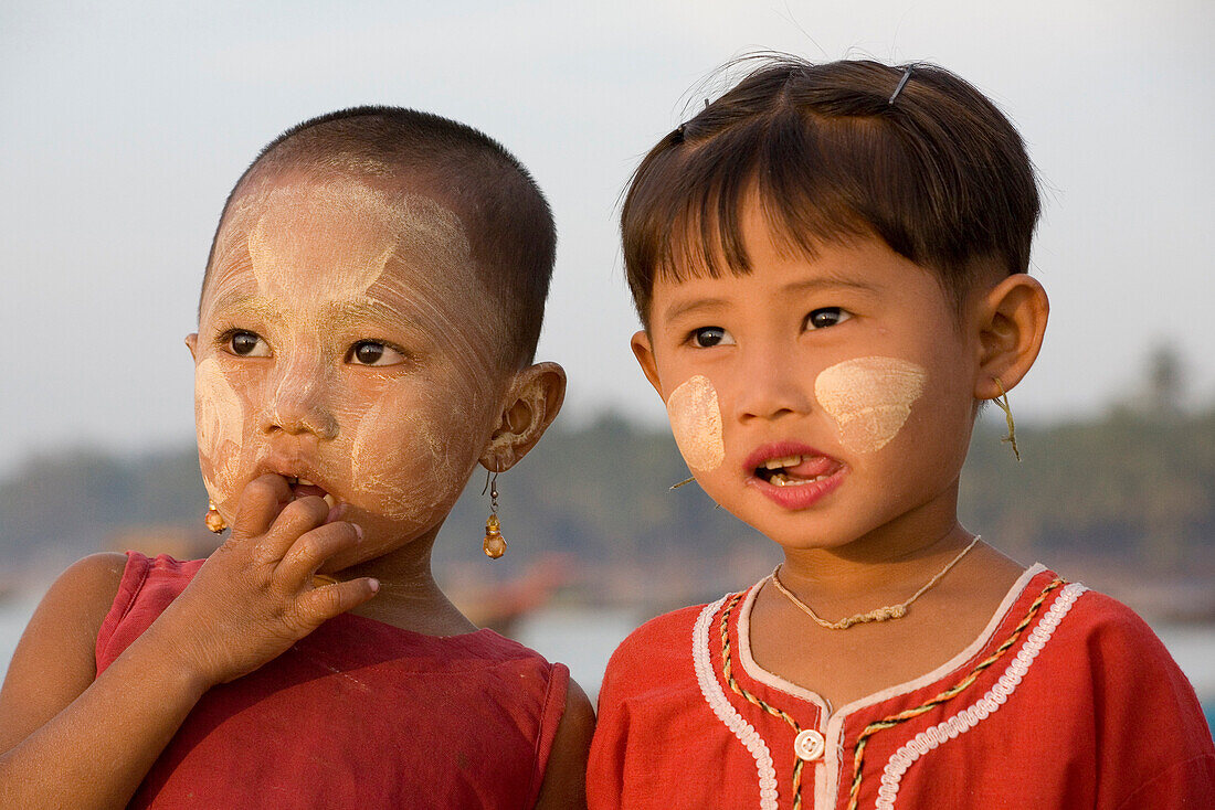 Zwei junge burmesische Mädchen in Ngapali Beach am Golf von Bengalen, Rakhine Staat, Myanmar, Burma