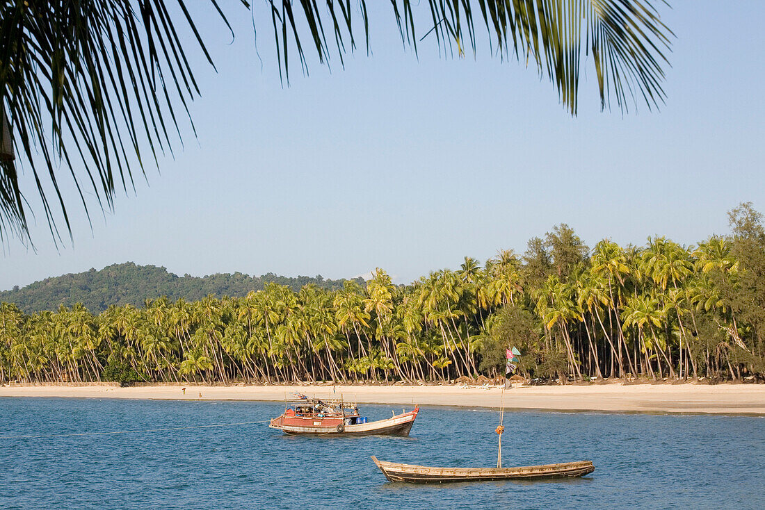 Fischerboot am Palmenstrand von Ngapali Beach, am Golf von Bengalen, Rakhine-Staat, Myanmar, Burma