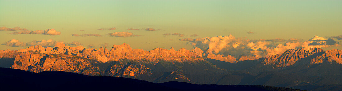 Panorama Dolomiten mit Schlern, Kesselkogel, Rosengartenspitze, Rotwand, Palagruppe und Latemar, Oberkaser, Texelgruppe, Südtirol, Italien